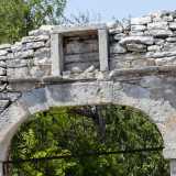 Muoviamo i primi passi verso l'ingresso principale. L'entrata � costituita da un arco policentrico, sormontato da una nicchia che un tempo probabilmente ospitava lo stemma di un ordine monastico...